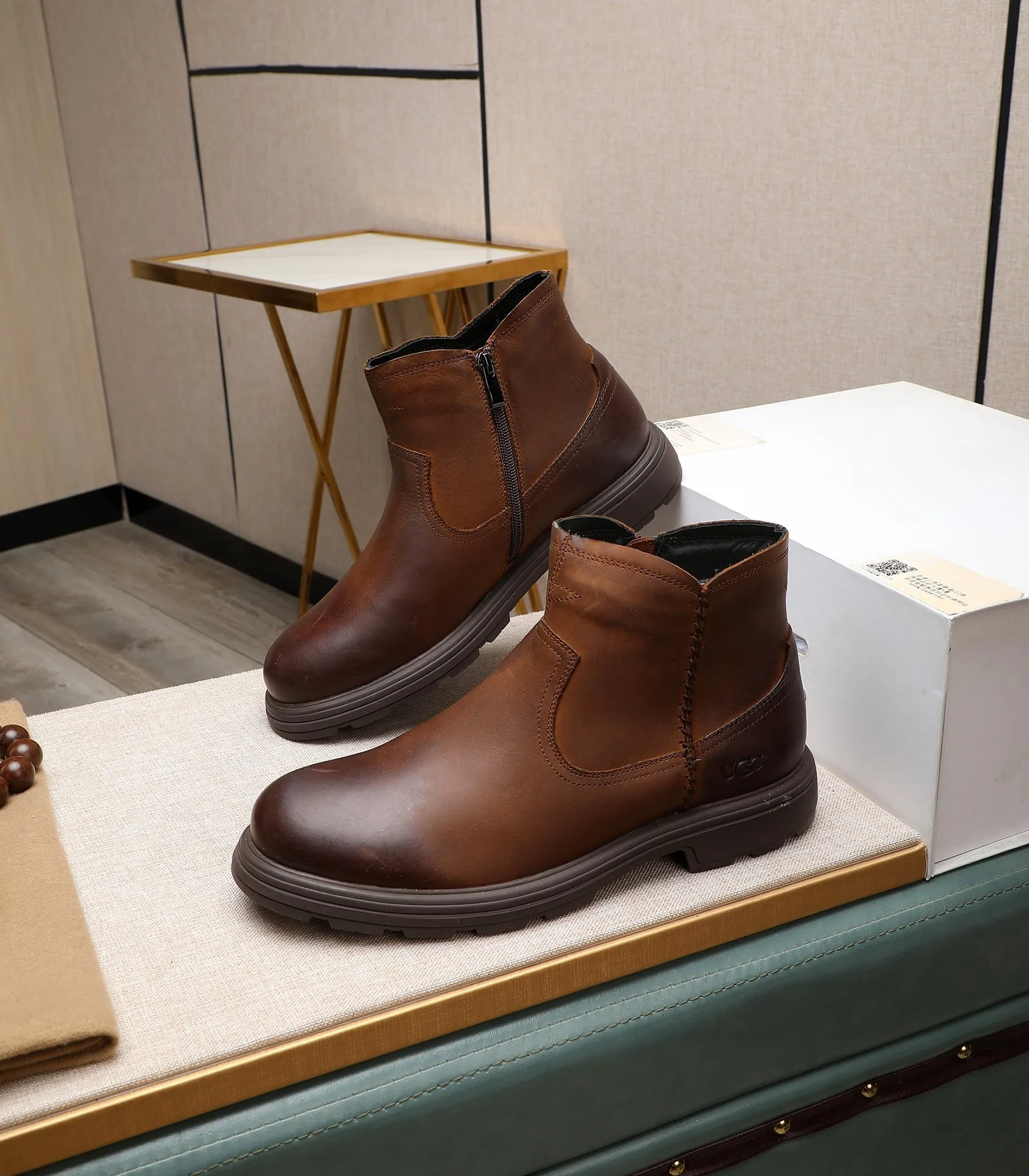 Men's men's shoes💰640 UGG (100% genuine wool lining, 10% off for fake ones) Please pay attention to the quality of the original order and compare the thickness of the wool🏮🏮Hot-selling UGG from Australia's warm luxury brand men's shoes, the official website is synchronized, Beckham men's style..., made of imported top-layer waxed cowhide, waxed toe cap, Australian real wool velvet lining Carefully sewn...Imported rubber Martin boots outsole (comfortable, soft and wear-resistant). I really like the quality..Exquisite workmanship. You can't put it down at first sight. Size 39-44